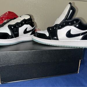 Kids air Jordan’s 1s low Concords